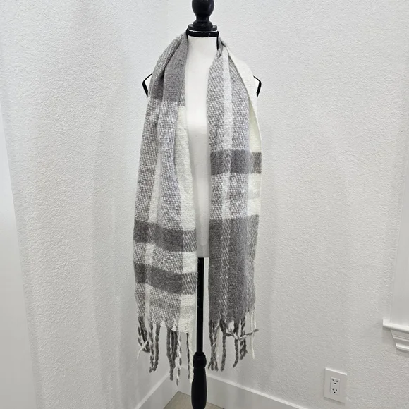 Lauren Conrad Gray Scarve Long Thick Warm Winter One Size - Picture 1 of 6